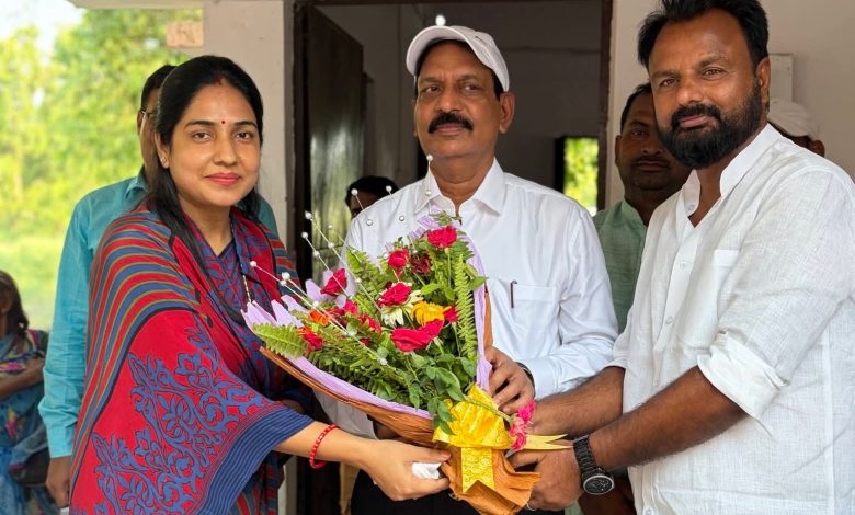 पूर्व जिलाधिकारी दिनेश कुमार राय, एवं ब्लॉक प्रमुख विजया सिंह