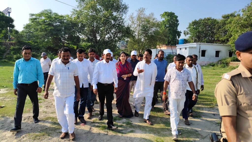 निरीक्षण करते हुए पूर्व जिलाधिकारी दिनेश कुमार राय, साथ में ब्लॉक प्रमुख विजया सिंह